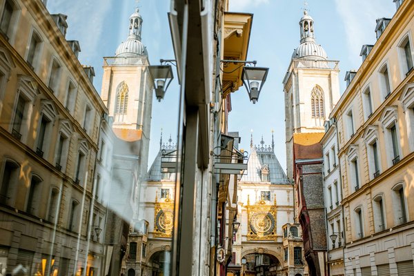 Découvrez l'horloge adhan kaaba pour une prière précise et divine