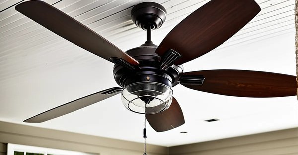 Le ventilateur de plafond extérieur : confort et style réunis